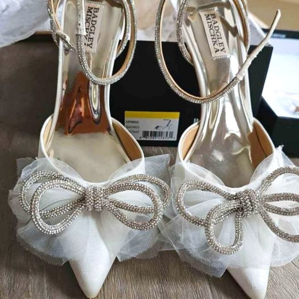 Badgley Mischka Sacred Stiletto Pointed Toe Heel white satin size 9.5